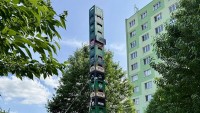 Pivní orloj i odlitky ženských prsou. Brno zdobí netradiční umělecké instalace