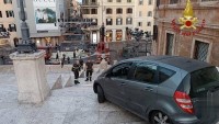 Senior chtěl sjet autem slavné Španělské schody v Římě. Špatně prý odbočil