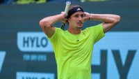 Tribúny stíchli, Zverev utekal na pomoc. Na divákov počas zápasu spadla reklama