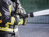 Tragédia v Poľsku: Pri požiari bytovky zomrela tínedžerka, zranilo sa osem ľudí