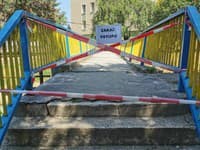 V Rožňave došlo k nakloneniu mosta pre peších! Museli ho uzavrieť