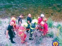 Prúd rieky unášal muža v Banskej Bystrici! Policajti s hasičmi ho zachránili