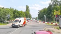 Řidič sanitky riskoval na přejezdu v Kolíně. Ignoroval světla i závory