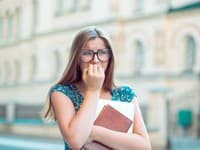 Kuriózna kontrola vyvolala kritiku! Univerzita zisťuje, či študentky majú podprsenky