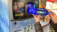 Cirkev ide s dobou. Vkladá sa do recyklovania plastových fliaš, na púťach ide šíriť osvetu