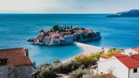 Je 3-krát menšia ako Slovensko, no má až 120 pláží, najhlbší kaňon aj fjord. Divoká krása Čiernej Hory vašu peňaženku nezabolí