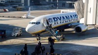 Rána a strach. Letadlo Ryanairu při přistání v Řecku zavadilo křídlem o plot