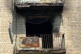 Prach, střepy, spoušť. Lidem na Ukrajině pomáhají po ruských útocích české organizace zasklívat okna