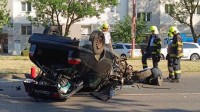 FOTO: Sfetovaný šofér paralyzoval dopravu v Bratislave. Narazil na obrubník, auto prevrátil na strechu