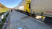 Srážka náklaďáku s dodávkami: Hromadná nehoda uzavřela dálnici D5