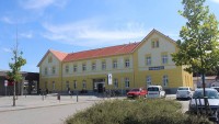 Dva opilí mladíci napadli na nádraží ve Strakonicích učitele na školním výletě