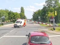 Hororová jazda sanitky: VIDEO Na priecestí blikali svetlá, padali závory! Vodič cez neho aj tak prešiel