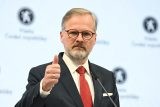 Týdeník iROZHLASu: bitcoiny vládu o důvěru ve Sněmovně nepřipravily a ‚autobusový teror‘ v Česku