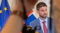 Prieskum SANEP o dôveryhodnosti lídrov: Šimečka pred Ficom, Uhrík pred Šutajom Eštokom