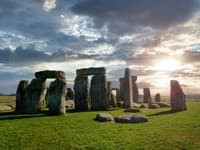 Najdlhší deň v roku je tu! Tisícky ľudí privítali letný slnovrat v Stonehenge