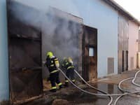 V Šuranoch horela hala s pilinami: Škodu odhadujú do desaťtisícov
