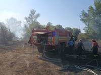 Požiar suchého porastu pri Piešťanoch: Jedna osoba sa vážne zranila