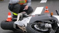 Tragická nehoda u Kostelce nad Černými lesy: Motocyklista na místě zemřel