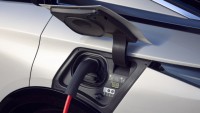 Další značka přiznává, že bude muset předělat svůj elektromobil na spalovací pohon, asi nepomáhá ani spojení s prezidentem