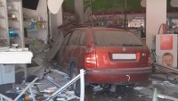 Řidič vjel autem do lékárny uprostřed náměstí. Způsobil škody za milion