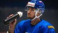 Regenda hral v zámorí za "drobné". Obul sa do slovenských novinárov, bránil hráčov z KHL