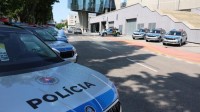 Dráma v Štúrove: Muž s brokovnicou vtrhol na kúpalisko a pýtal peniaze. Policajtom ušiel na kolobežke. Potom nastal nečakaný zvrat