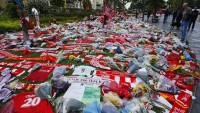 Zdrvená, ledva stojaca na nohách a plačúca. Manželka zosnulej hviezdy Liverpoolu prvýkrát na verejnosti