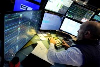 Investori v prvej polovici 2025 prekvapili: Aj počas turbulencií na trhoch dosiahli vysoké zisky