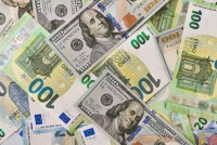 Euro zatiaľ dolár nenahradí: Podľa ECB chýba Európe finančná jednota a bezpečné aktíva