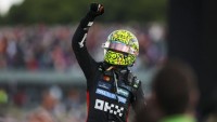 Norris stiahol náskok na Piastriho. Na Silverstone však žiaril nemecký veterán