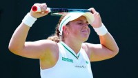 Ukáž, čo máš pod sukňou! Rozhodca vo Wimbledone prinútil hráčku zdvihnúť si odev
