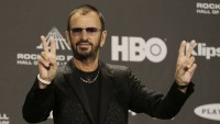 Ringo Starr, bubeník skupiny Beatles, má 85 rokov