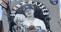 El mural de North Hollywood elogia a Kiké Hernández, de los Dodgers, 'por defender lo que es correcto'