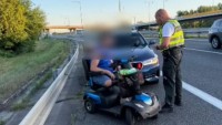 VIDEO: Odvaha, neznalosť či bláznovstvo? Po diaľnici D1 frčali ukrajinský kolobežkár aj Slovák na invalidnom vozíku