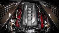 I levná základní Corvette v klání osmiválcových sporťáků ukázala, jak výjimečná je, silnějšího konkurenta roznesla na kopytech