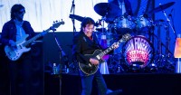 A los 80, John Fogerty sacudió el Hollywood Bowl con su explosivo rock'n'roll
