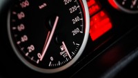 V této zemi nesmíte autem překročit hranici jinak než se skoro plnou nádrží, jinak riskujete pokutu až 8 000 Kč a povinné dotankování