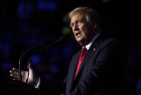 EÚ čakajú v USA vyššie clá ako Britániu: Trumpova dohoda hrozí 10 % sadzbou