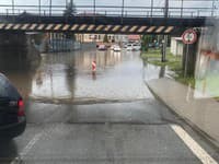 Mimoriadna situácia trvá v desiatkach obcí, výstrahy pred povodňou v 18
