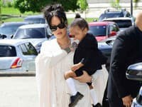 Tehotná Rihanna POCHOVALA otca: Prišla v BIELOM... Dojemné pozadie jej outfitu!
