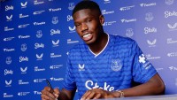 Everton sign Barry from Villarreal
