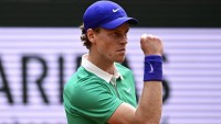 Sinner narazí v semifinále na Djokoviča, ktorý zdolal Cobolliho