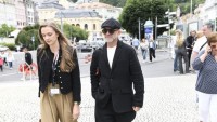 Známy český herec vo Varoch s novou láskou: volá sa ako jeho bývalá a je o 26 rokov mladšia. Šťastné chvíle však ukončil konflikt s reportérom, tiekla vraj aj krv