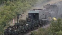 VIDEO: Železné monštrá sa vracajú na front. Rusko nasadzuje pancierové vlaky – logistická prefíkanosť či slabina?