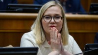 Opozícia uznesením zaviazala vládu podporiť protiruské sankcie. Marcinková využila Ficovu metódu