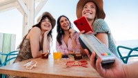 S mobilem na dovolenou. Preventivně aktivujte funkci proti krádeži a nezapomeňte aktualizovat systém