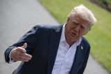 Spojené státy zavedou na zboží z Evropské unie clo 30 procent, oznámil Trump. Platit začnou od srpna