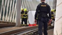 Tragédie na Trojském mostě: Mladý muž nepřežil pád do kolejiště