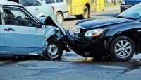 Nebezpečné odbočování: řidičům nově hrozí tisícové pokuty a trestné body