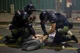 Srbská policie denně zatýká desítky aktivistů. ‚Viděla jsem, jak jim klečí na krku,‘ popisuje protestující